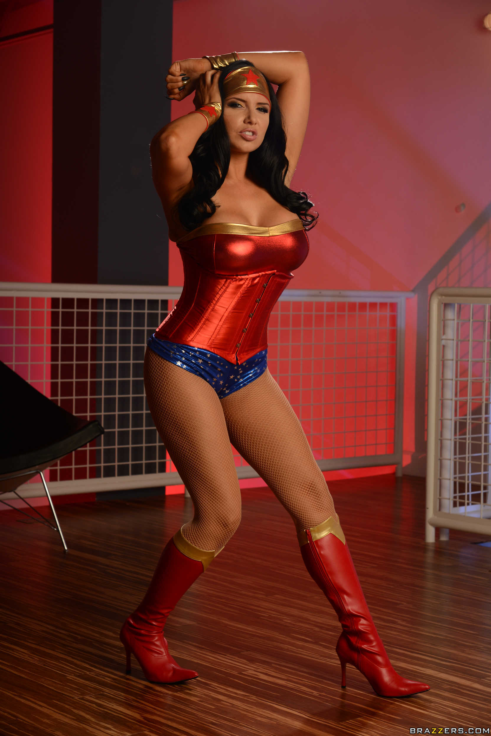 Romi Rain - Wonder Woman muestra su conchita increible