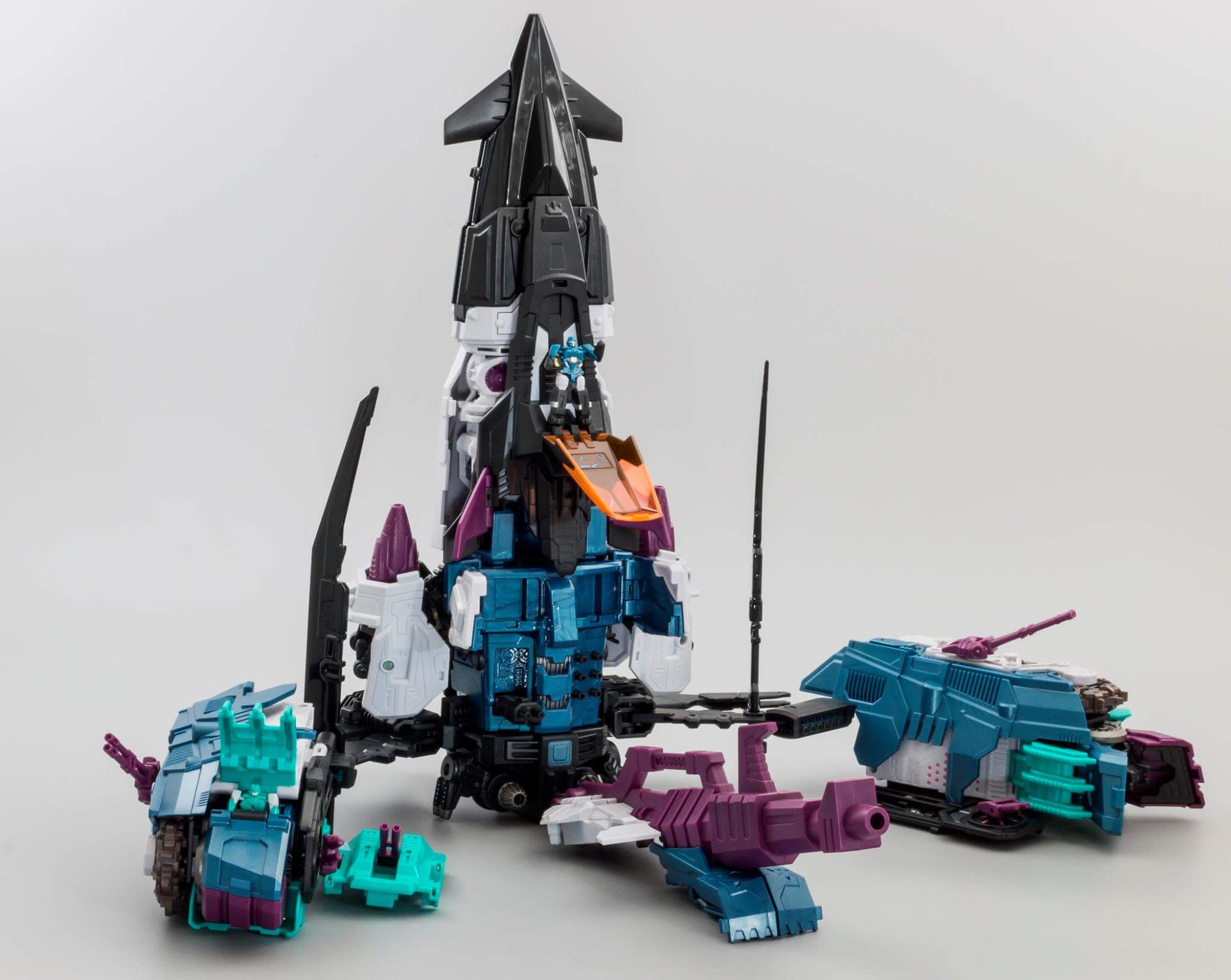 [Mastermind Creations] Produit Tiers - R-17 Carnifex - aka Overlord (TF Masterforce) - Page 3 LTKZcsRS